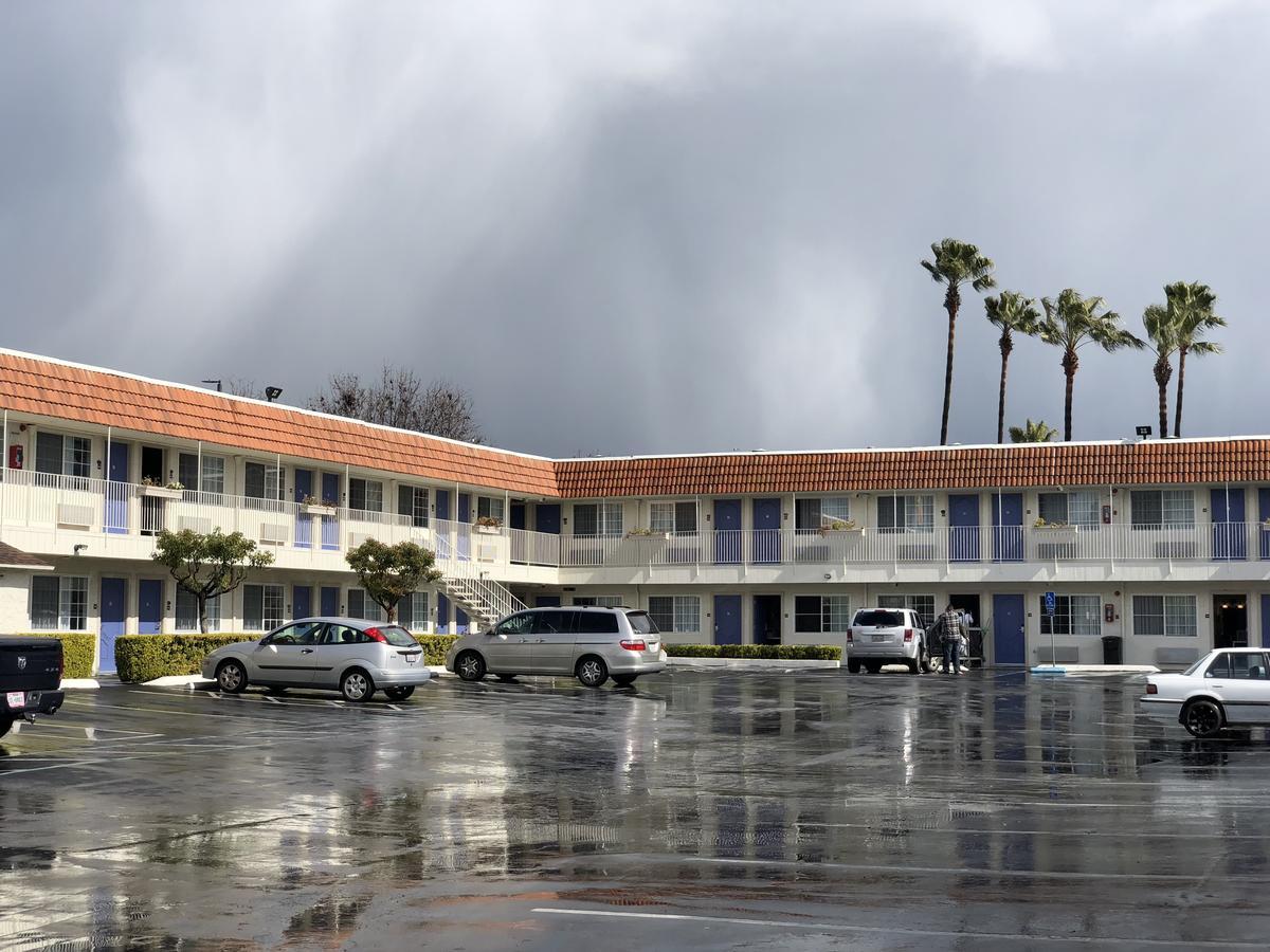 Gilroy Inn מראה חיצוני תמונה
