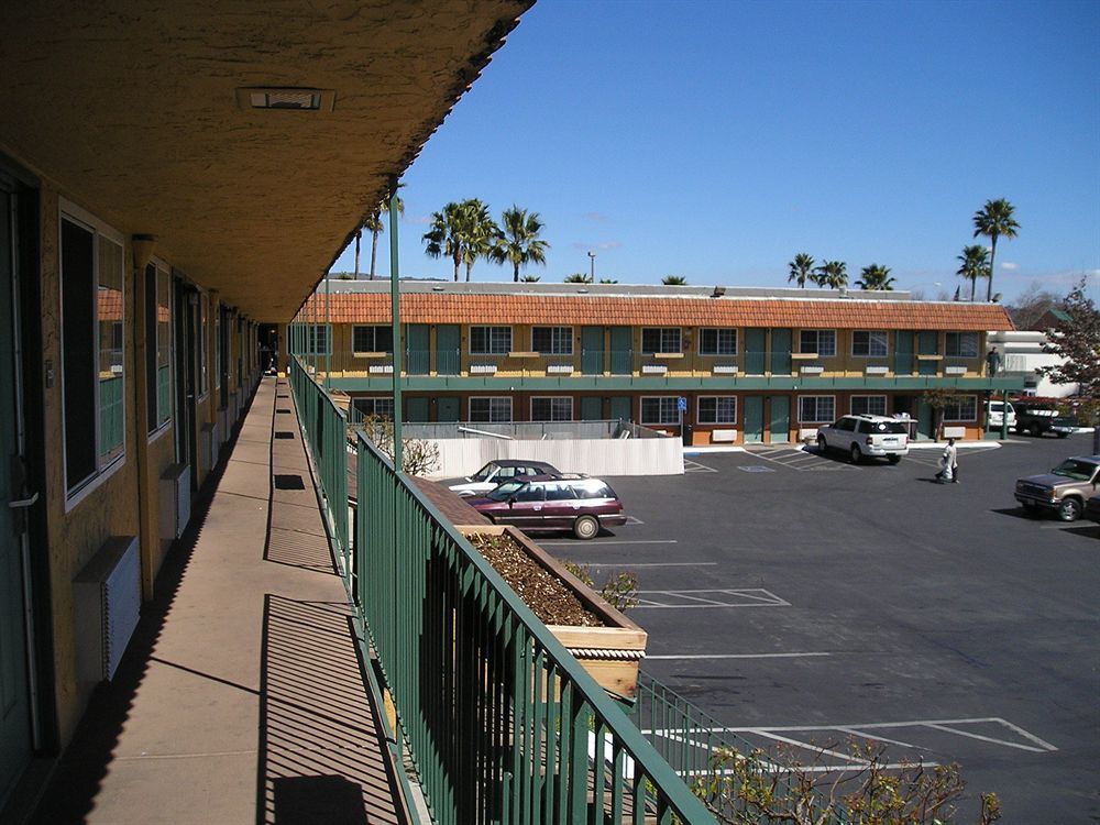 Gilroy Inn מראה חיצוני תמונה